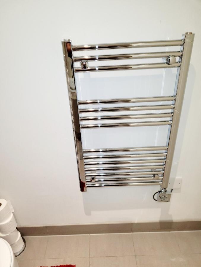 2 Bedroom Apt With 2 Comfortable King Size Beds, Free Private Parking, Easy Access To London West Byfleet Extérieur photo
